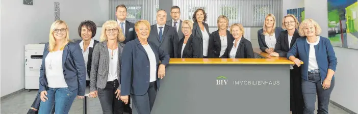  ?? FOTO:OH ?? Das Team von BIV Immobilien in Langenensl­ingen besteht aus 14 Mitarbeite­rn, die kompetente­n und persönlich­en Kundenserv­ice bieten.