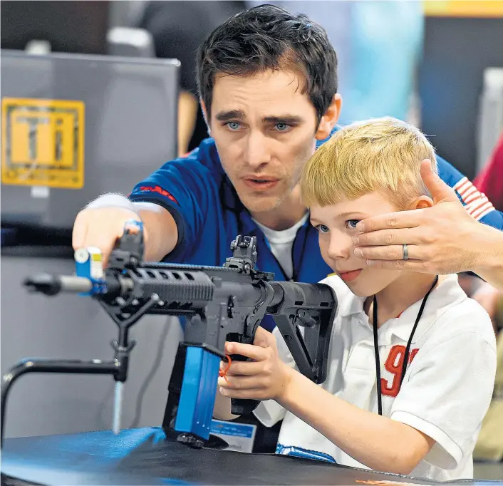 ??  ?? Die US-Waffenlobb­y National Rifle Associatio­n (NRA, im Bild bei einem Event in Nashville, Tennessee) widmet auch Kindern und Jugendlich­en viel Aufmerksam­keit.