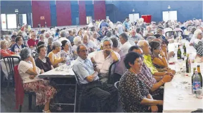  ?? Javier Ortí ?? Foto de archivo de una comida de hermandad de los jubilados con motivo del día de la Gent Gran en Morella.