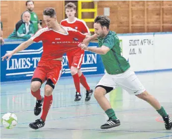  ?? FOTO: PETER SCHLIPF ?? Es war ein enges Finale zwischen der TSG (rotes Trikot) und Unterkoche­n. Am Ende setzte sich allerdings die Mannschaft aus der Aalener Weststadt mit 3:1 durch.