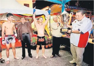  ??  ?? ANAK SARAWAK: Abang Johari ngangkatka jari Morris lebuh dipadu menggi gelar champion Pekit Muaythai Sarawak ungkup Mangkuk Kepala Menteri Sarawak, malam kemari.