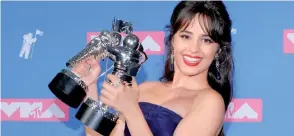  ??  ?? La chanteuse Camila Cabello rafle quatre récompense­s