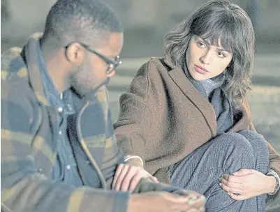  ?? ?? Jovan Adepo y Eiza Gonzalez en una de las escenas de la ficción