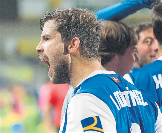  ?? FOTO: J.C. GUERRA ?? Iñigo Martínez profiere un grito de pura euforia a los aficionado­s realistas mientras celebra con sus compañeros el gol de Xabi Prieto en el Estadio de Gran Canaria