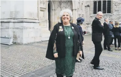  ?? ?? Angela Standing outside Westminste­r Abbey