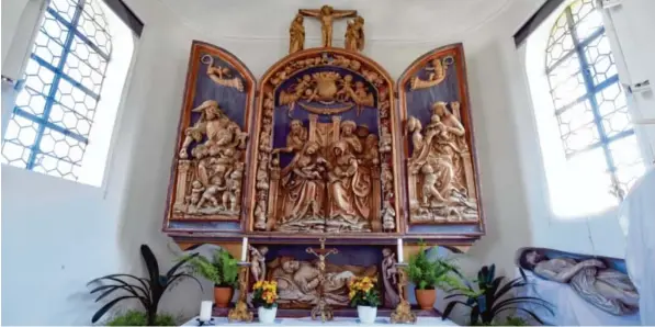  ?? Fotos: Marcus Merk ?? Sehr gut erhalten: Ursprüngli­ch wohl für das 1813 abgebroche­ne Horgauer Schloss schuf der Ulmer Holzschnit­zer Daniel Mauch im Jahr 1510 aus Lindenholz diesen Altar. Seine Heimat fand das weit über den Landkreis hinaus bedeutende Kunstwerk seit 1756 in...