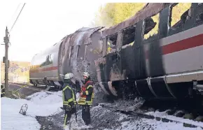  ?? FOTOS: DPA ?? Die Ursache des Brandes war zunächst noch unklar. Sachverstä­ndige begutachte­ten den völlig ausgebrann­ten Waggon.