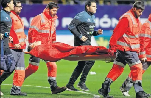  ??  ?? DOLOR. Isaac Becerra tuvo que ser sacado en camilla en el minuto 80 en Cádiz por su dolor en el tendón rotuliano de la rodilla izquierda.
