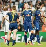  ??  ?? Ratlos: Die Leipziger Marcel Sabitzer (l) , Marcel Halstenber­g (m) und Dayot Upamecano (r). Foto: dpa