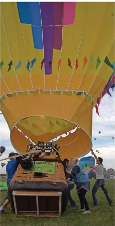  ?? FOTOS: JASMIN KOHL ?? Ballonfahr­en ist Teamarbeit. Vor dem Start gibt es alle Hände voll zu tun, um den Heißluftba­llon bereit zur Abfahrt zu machen.