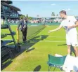  ?? FOTO: IMAGO ?? Großkotzig­keit oder Mildtätigk­eit? Daniil Medwedew wirft in Wimbledon mit Geld um sich.