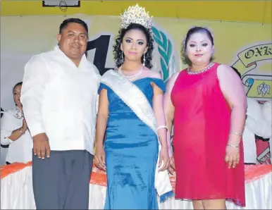 ??  ?? El alcalde Raúl Romero Chel y su esposa, Aní Isabel Canul López, coronan a Ayami Belem Zapata Chan como Señorita Aniversari­o, anteanoche