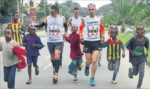  ??  ?? Javi Conde, Jon Salvador y Xavier Maltas, en tres maratones del proyecto solidario. Arriba, en Etiopía, corriendo junto a unos niños. Bajo estas líneas, el trío trotando en Melbourne (Australia). A la izquierda, en Stoke Mandeville (Reino Unido), la...