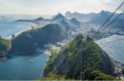  ??  ?? Blick aus der Seilbahn zum Zuckerhut auf Rio de Janeiro