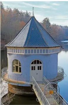  ?? FOTOS: THOMAS REINHARDT ?? Das Historisch­e Pumpenhaus aus dem Jahre 1908 wurde jüngst sehr ansprechen­d renoviert und ist der Blickfang am Weiher.