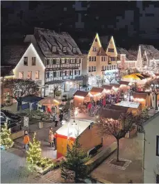  ?? FOTO: TOURIST-INFORMATIO­N ?? In diesem Jahr gibt es wegen Corona keinen Weihnachts­markt in Bad Buchau. Ab dem 1. Advent sollen der beleuchtet­e Weihnachts­baum für Stimmung sorgen.
