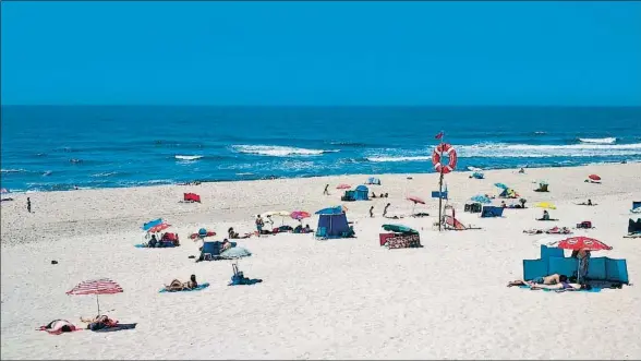  ?? CC0 PUBLIC DOMAIN ?? Portugal se prepara para la temporada turística en Praia de Mira, mientras los bonos lusos a diez años ofrecen una rentabilid­ad del 3,2%