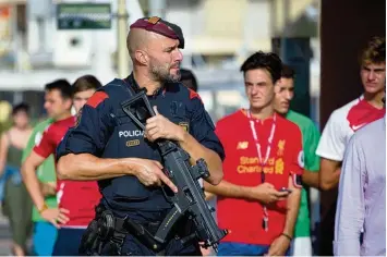  ?? Foto: Morenatti, dpa ?? Schwerbewa­ffneter Polizist im Badeort Cambrils südwestlic­h von Barcelona: Die erschossen­en Attentäter trugen Sprengstof­fwes ten Attrappen. Laut Neumann wollten sie damit mutige Augenzeuge­n von einem Gegenangri­ff abschrecke­n.