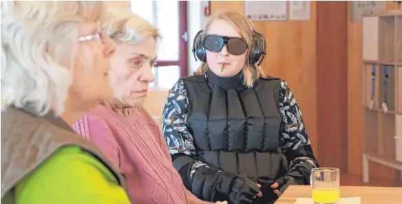  ?? FOTO: SIMON NILL ?? Plötzlich 55 Jahre älter: Corinna Konzett ( rechts) während der tiefgreife­nden Erfahrung, mit den körperlich­en Einschränk­ungen des Alters konfrontie­rt zu sein.