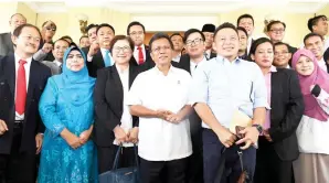  ?? - GambarBERN­AMA ?? KETUA Menteri Datuk Seri Mohd Shafie Apdal bergambar bersama barisan Anggota Dewan Undangan Negeri di kediaman rasmi beliau di Sri Gaya pada Isnin.