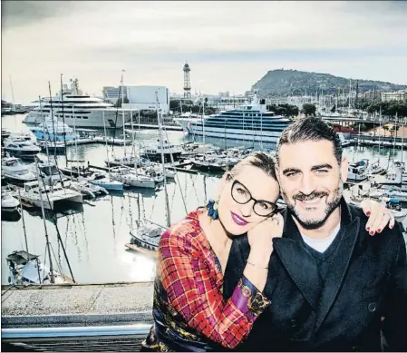  ??  ?? La soprano Ainhoa Arteta, con su prometido, el capitán de corbeta Matías Urrea, en la terraza del restaurant­e S