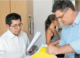  ??  ?? El subprocura­dor Eber Betanzos (izquierda) encabezó la diligencia.