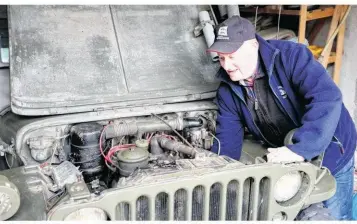  ?? Simon Lenormand ?? Germain Barbey active la pompe à essence pour démarrer sa Jeep Willys de 1944, le modèle du Débarqueme­nt.