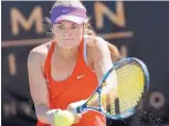  ?? JIM THOMPSON/JOURNAL ?? Aleksandra Wozniak returns a ball from Paula Kania during Friday’s quarterfin­als at the Coleman Vision Tennis Championsh­ips.