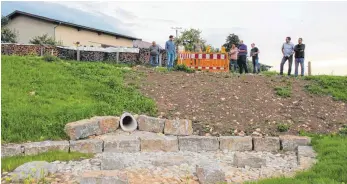  ?? SZ-FOTO: ELISABETH SOMMER ?? Die Hausener Ortschafts­räte haben sich die Baumaßnahm­en vor Ort angeschaut.