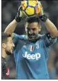  ??  ?? Buffon, pas convaincu par l’arbitrage vidéo...