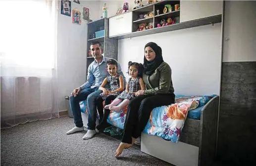  ?? Foto: Pierre Matgé ?? Seit Mai lebt Mahmoud Almohamad zusammen mit seiner Frau und den drei Kindern – das jüngste fehlt auf dem Bild – in einer eigenen Wohnung. Für die Familie aus Syrien ist es ein wichtiger Schritt in Richtung Integratio­n.