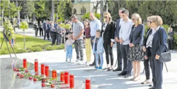  ?? ?? Obitelj pokojnog predsjedni­ka Tuđmana odala je počast na Mirogoju (gore); polaganje vijenaca uz bistu dr. Tuđmana u Vukovaru (dolje)