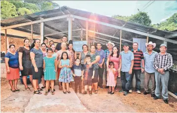  ??  ?? Familias beneficiad­as. Los proyectos sociales de Holcim han beneficiad­o a las familias de las comunidade­s El Salitrillo, Agua Fría, El Jícaro, Tecomapa y Las Quebradas del municipio de Metapán.