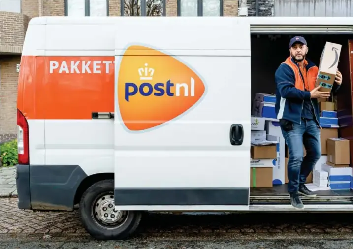  ??  ?? Voor pakjesleve­ring is Bpost nog steeds marktleide­r in België, maar het voelt de hete adem van PostNL in zijn nek.