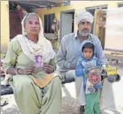  ?? GURPREET SINGH/HT ?? Rattan Singh and Pyari Kaur showing the photo of Nanak Singh at Shana Bedi village near Ajnala on Thursday.