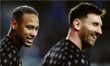  ?? Kenzo Tribouilla­rd - 15.set.21/AFP ?? Neymar e Lionel Messi em aqueciment­o na primeira partida da dupla junta pelo Paris Saint-Germain na Champions League, contra o Club Brugge, que terminou empatada em 1 a 1 na última quarta-feira (15)