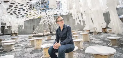  ??  ?? ► La arquitecta de 42 años Jenny Sabin junto a Lumen, la instalació­n que ganó la versión 2017 de YAP MoMA, y que tendrá una versión en Santiago en enero próximo.