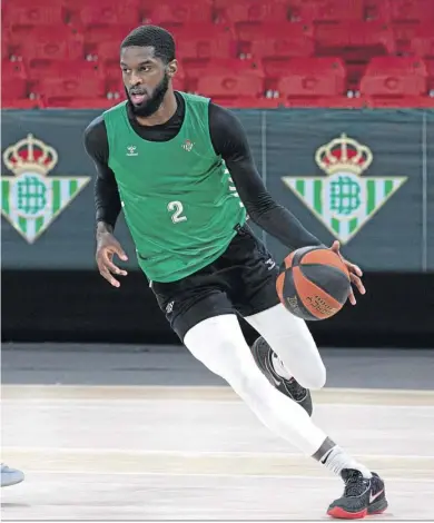  ?? BETIS BALONCESTO ?? BJ Johnson bota en un entrenamie­nto durante esta semana en el pabellón de San Pablo.