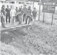  ??  ?? TINJAU: Dr Annuar (kiri) meninjau keadaan parit di Jalan Kampung Nangka bersama Abdul Rahman (empat kanan), Rogayah (tiga kiri dan penduduk di Sibu semalam.