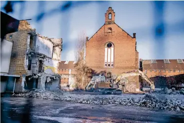  ??  ?? Die Kapelle ist das einzige Gebäude, das vom ehemaligen Gefängnis erhalten geblieben ist. Bereits im Januar dieses Jahres waren weite Teile auf dem Areal abgerissen.