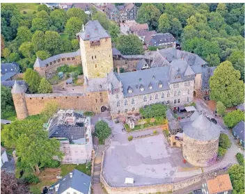  ?? FOTO: PETER MEUTER ?? Er überragt alles: der Bergfried von Schloss Burg.