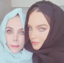  ??  ?? • Además de ser criticada por vapear, también lo fue por esta foto donde ella y su madre visten hiyabs, velos usados por practicant­es del Islam.