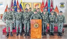  ??  ?? Vladimir Padrino, ministro de Defensa (centro), ayer junto con altos mandos militares al dar su apoyo al presidente Nicolás Maduro, en Caracas.