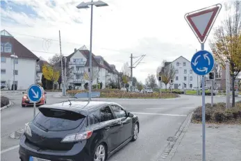  ?? FOTO: SIMON SCHWÖRER ?? Gefährlich: Beim Bahnüberga­ng am Stadtbahnh­of zischen manche noch durch, wenn die Ampel schon Rot zeigt.