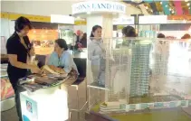  ??  ?? SALES PEOPLE at Gokongwei-led Robinsons Land Corp. brief potential buyers at a showroom in this undated photo.