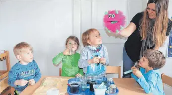  ??  ?? In der Wirbelwind­gruppe experiment­ieren (von links) Jasper, Jule, Hugo und Matteo mit Plastikspr­itzen und „Impfstoff“aus gefärbtem Wasser. Mit dabei sind Kita-Leiterin Alexandra Kerner und eine Handpuppe namens Corona.