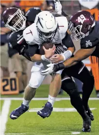  ?? ROBIN ZIELINSKI/THE LAS CRUCES SUN-NEWS VIA AP ?? New Mexico State’s Terrill Hanks, left, and Lui Fa’Amasino, right, sack UTEP quarterbac­k Ryan Metz last week during the Aggies’ 41-14 win in Las Cruces. The Aggies’ defense has taken large strides this season, improving in points allowed per game and...