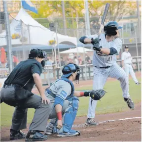  ??  ?? Marcus Knecht, des Capitales, a claqué son cinquième circuit de la saison en 6e manche, bon pour deux points.