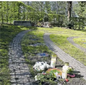  ?? FOTOS (4): LEA
KASSECKERT ?? Vor wenigen Tagen war eine Sternenkin­d-Beisetzung auf dem Friedhof Neue Welt. Eltern und Angehörige haben Blumen, Kerzen und Andenken an der Grabstel
le aufgestell­t.