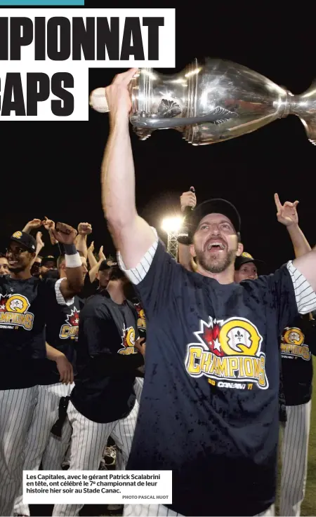  ?? PHOTO PASCAL HUOT ?? Les Capitales, avec le gérant Patrick Scalabrini en tête, ont célébré le 7e championna­t de leur histoire hier soir au Stade Canac.